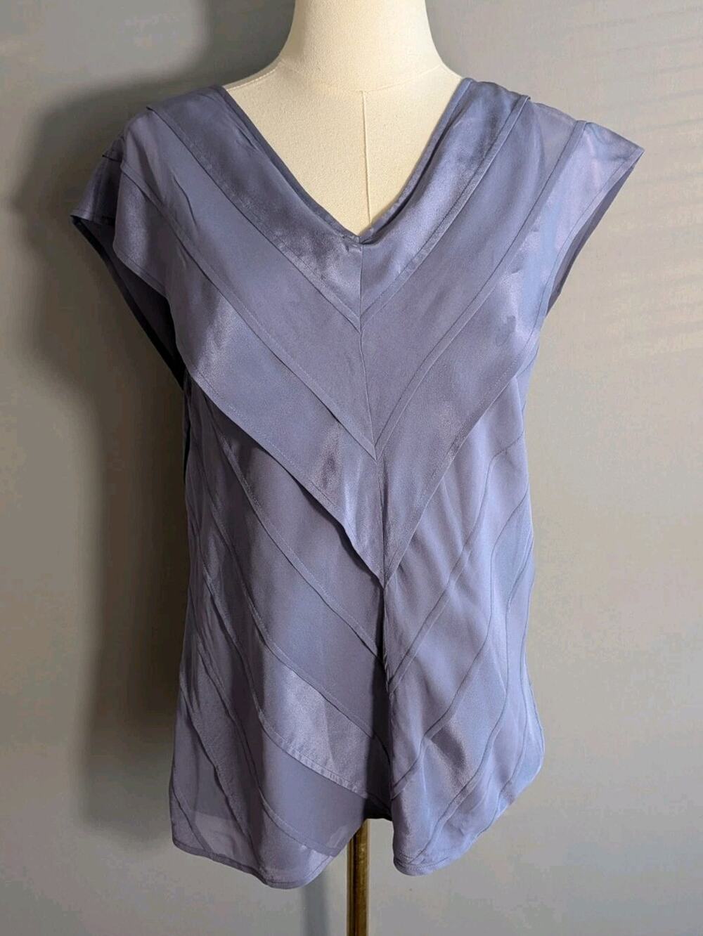 Banana Republic 100% Silk Blouse M Lavender Chevron Layered Romantic Classic